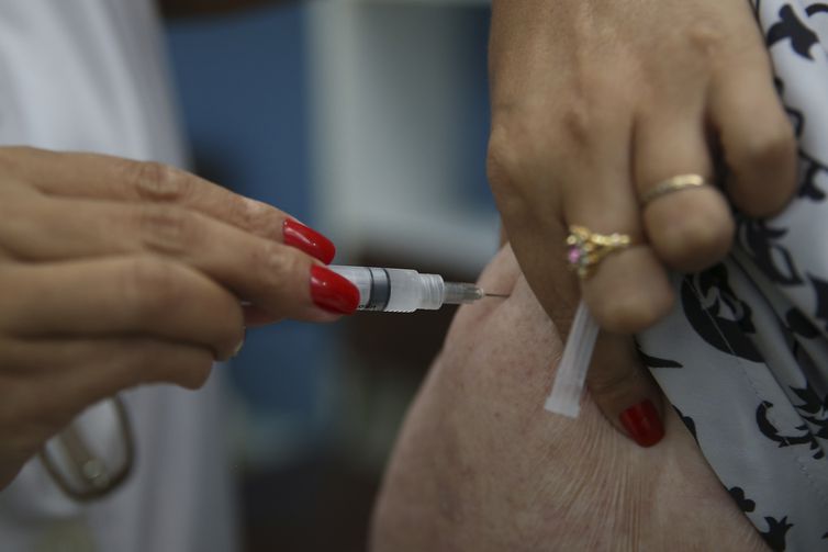 Brasília - O Ministério da Saúde promove o Dia D de Vacinação contra a gripe em postos de todo o país. A expectativa é imunizar, até o próximo dia 26, cerca de 90% das 54,2 milhões de pessoas que estão no público-alvo da campanha (Marcello