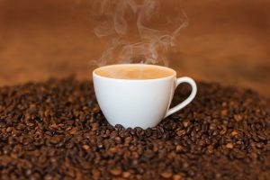 Uma simples xícara de café quente pode estar prejudicando, e muito, sua saúde.