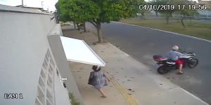 Mulher é sequestrada pelo portão eletrônico; assista