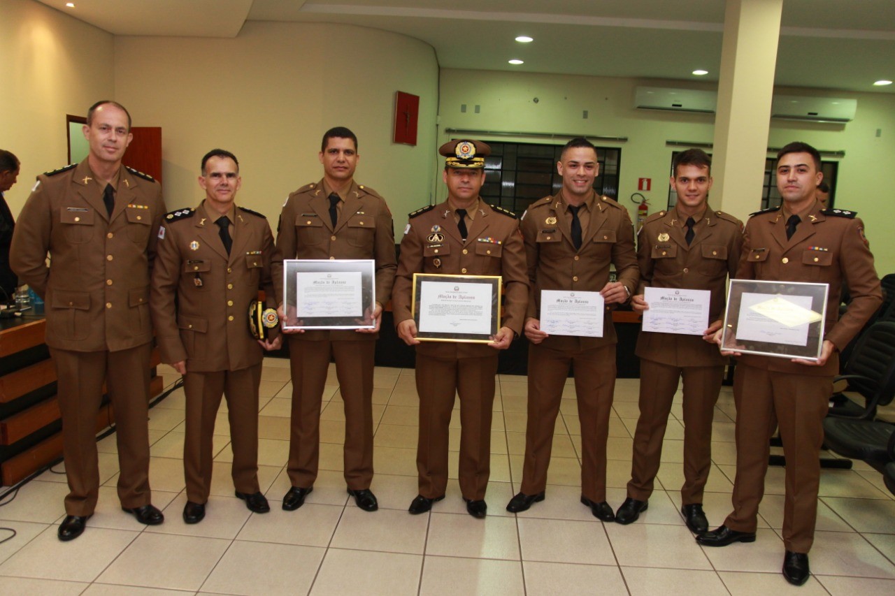 Policiais militares são homenageados na Câmara de Monte Carmelo