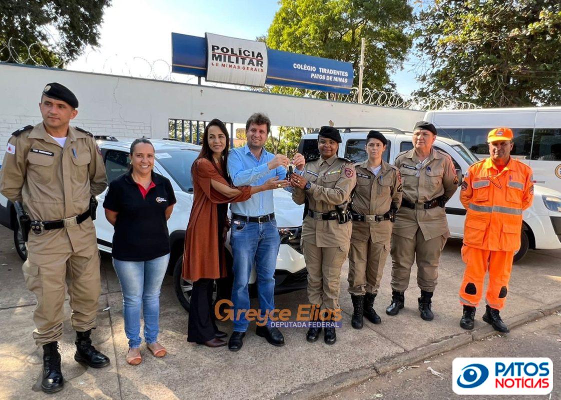 Deputada Greyce Elias entrega três veículos para o Colégio Tiradentes e anuncia mais uma viatura para o PROERD em Patos de Minas
