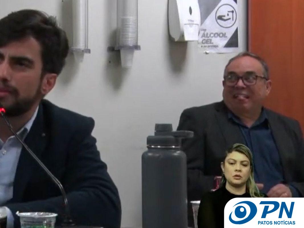 Vereador mostra a língua durante reunião e viraliza; ele alega expressão involuntária
