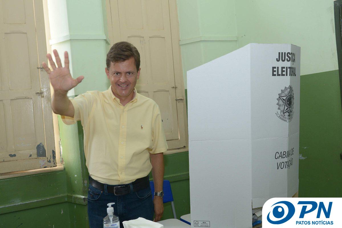 Arnaldo diz que não cogita, no momento, se candidatar e ironiza disputa com Falcão