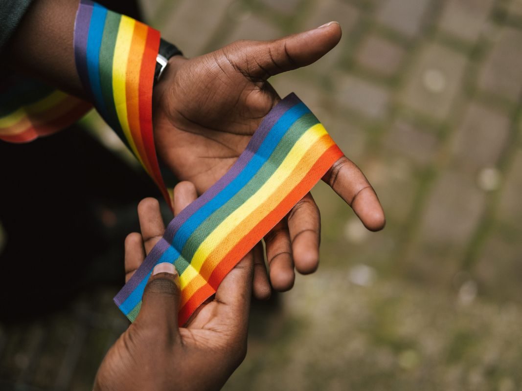 Apenas um candidato cita políticas públicas contra racismo e homofobia