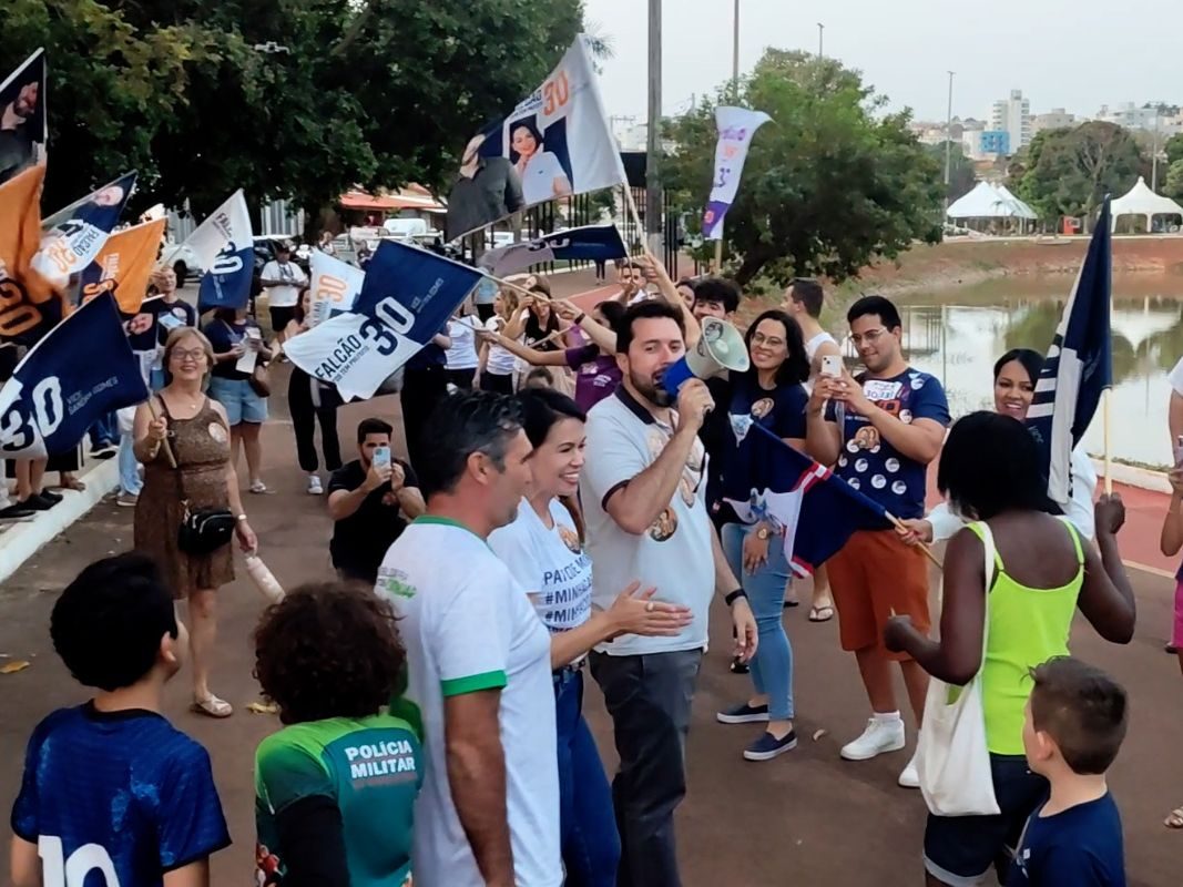 Ao lado do presidente nacional do Novo, Falcão faz campanha na Lagoinha