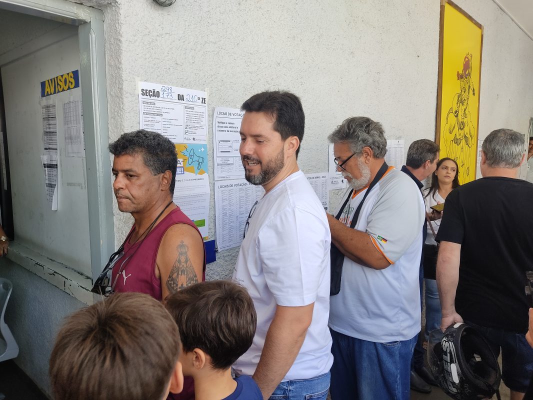 Confiante, Luís Eduardo Falcão vota no Colégio Fonseca Rodrigues