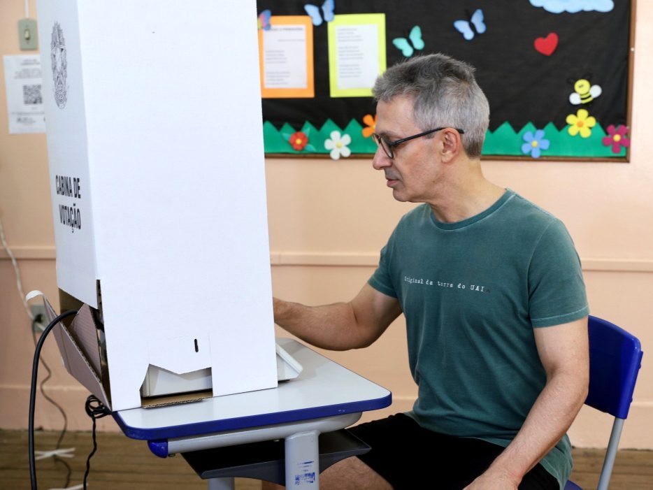 Governador vota em Araxá e destaca importância do processo democrático