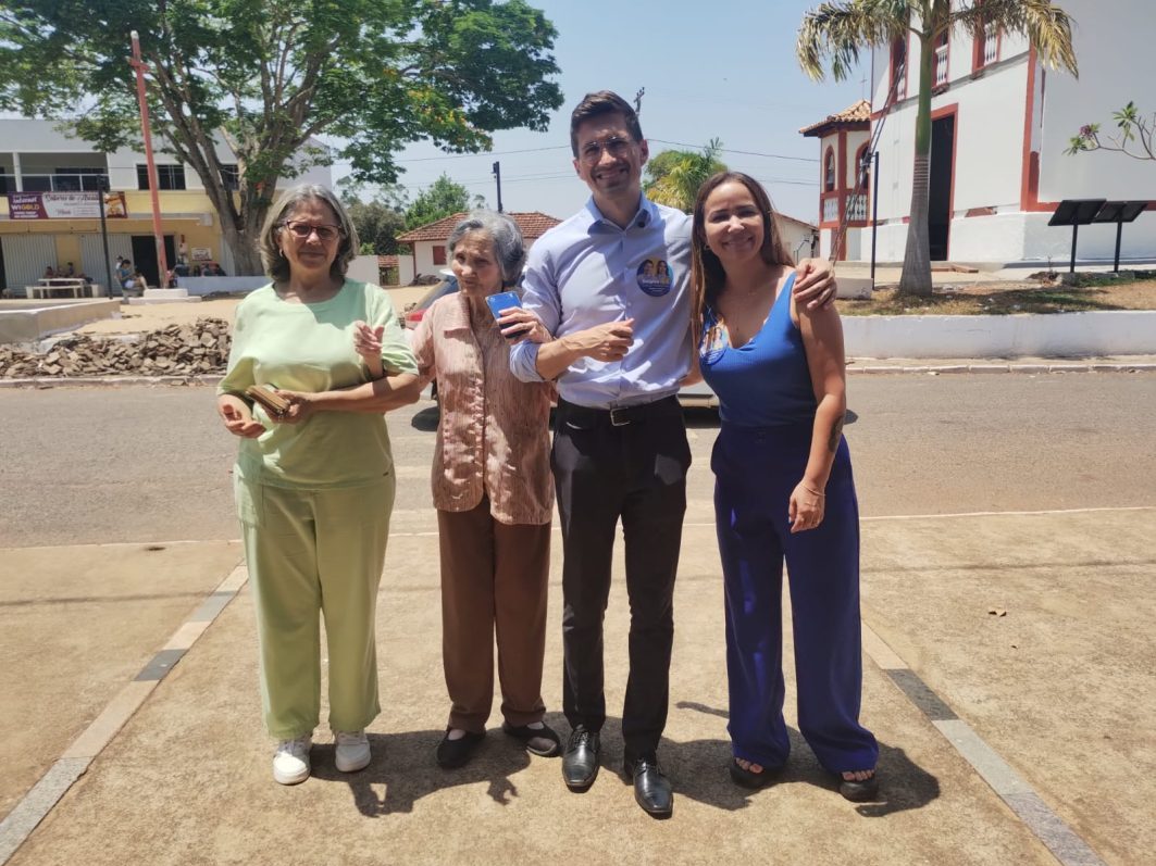 Junto da família e da vice, Dolglas Eduardo vota no Distrito de Areado