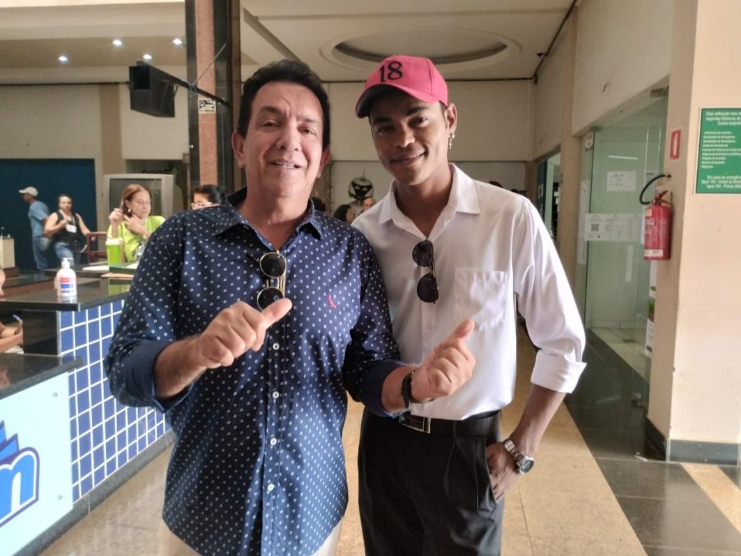 Candidato Hilton Filho vota ao lado do vice e agradece eleitores