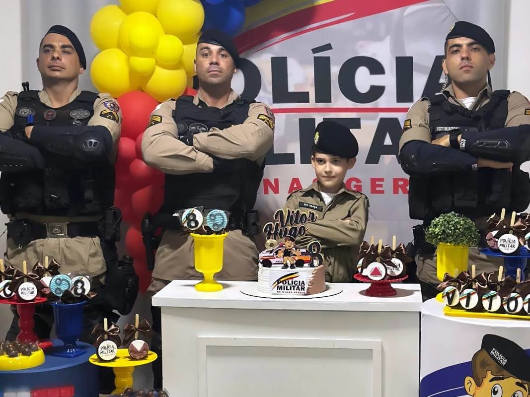 PM faz surpresa em aniversário de menino que sonha ser policial