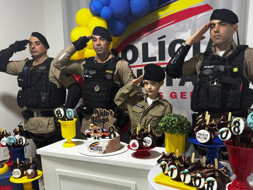 PM faz surpresa em aniversário de menino que sonha ser policial