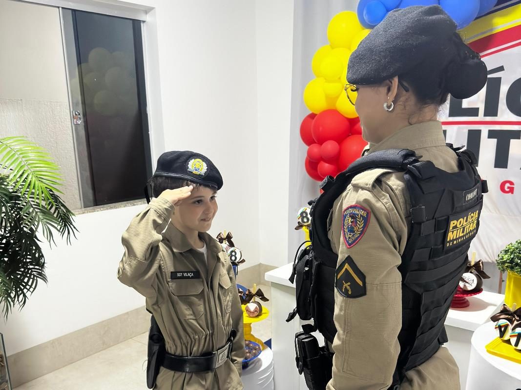 PM faz surpresa em aniversário de menino que sonha ser policial