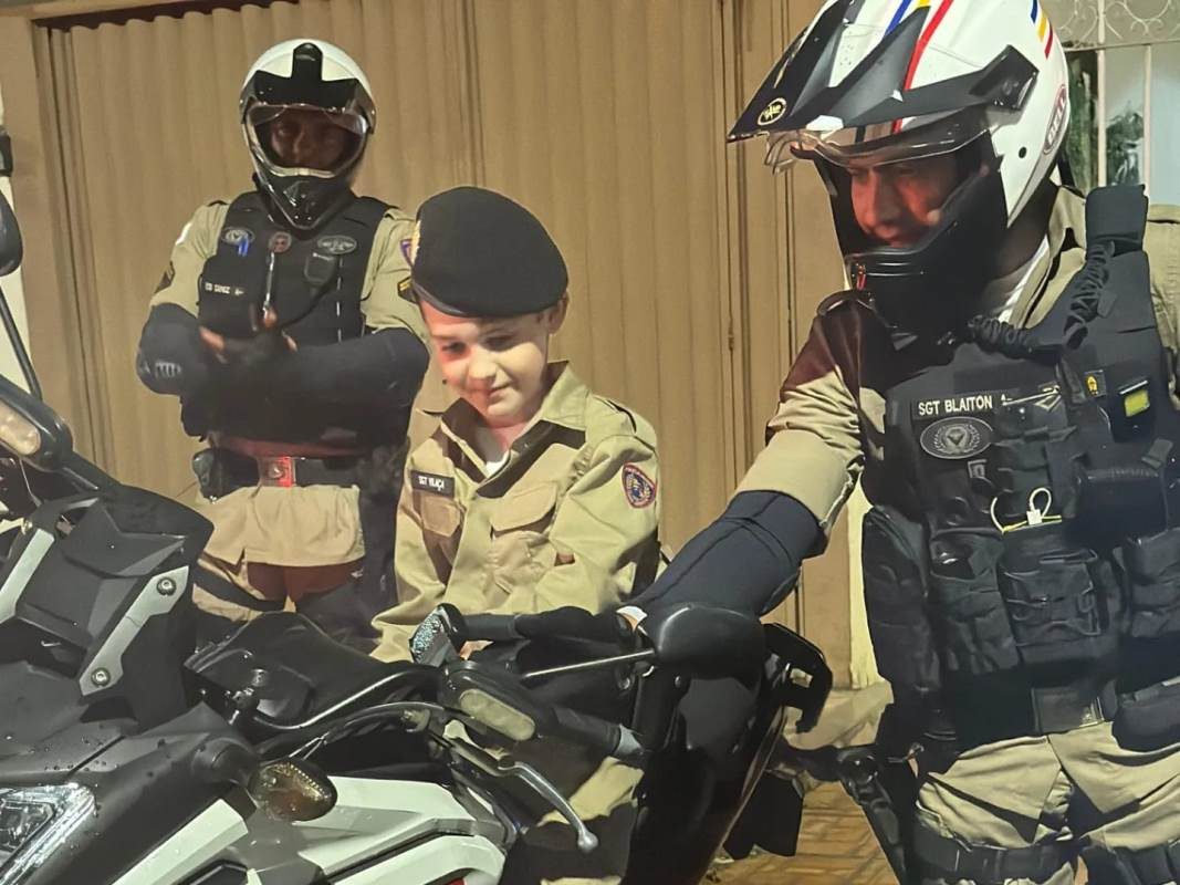 PM faz surpresa em aniversário de menino que sonha ser policial