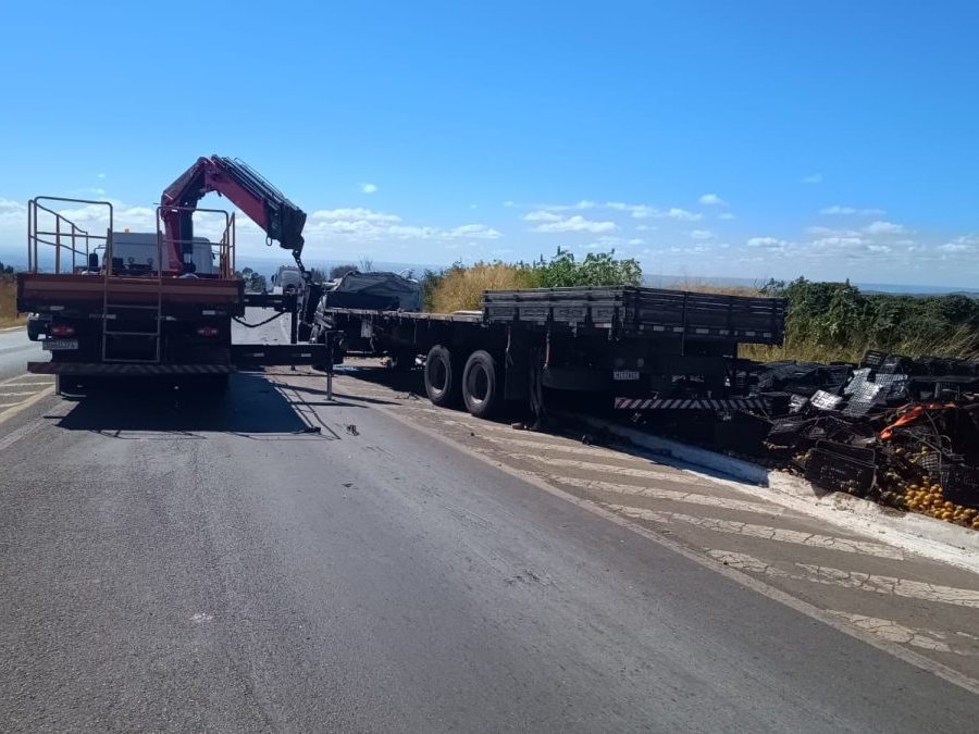 Caminhoneiro morre em capotamento na BR-146