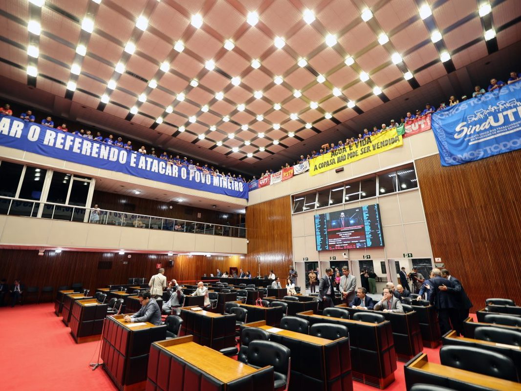 Fim do referendo é aprovado: Dr. Hely vota contra e Lud a favor