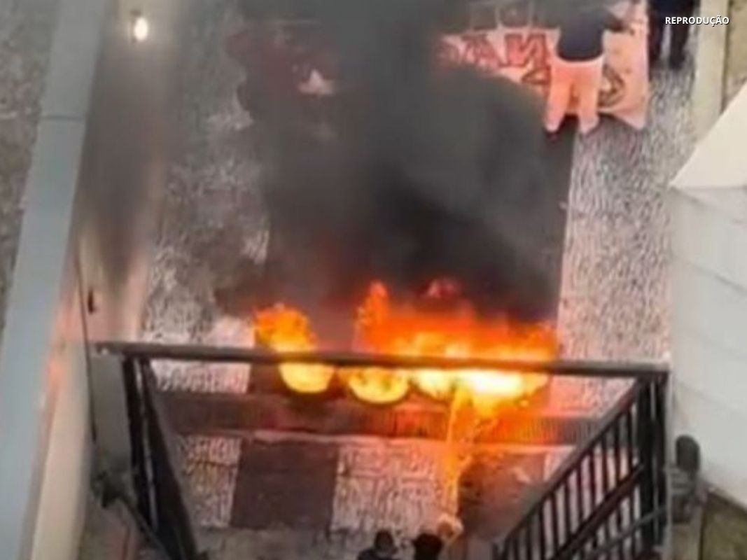 Manifestantes ateiam fogo em pneus no prédio onde morava Tadeu Leite
