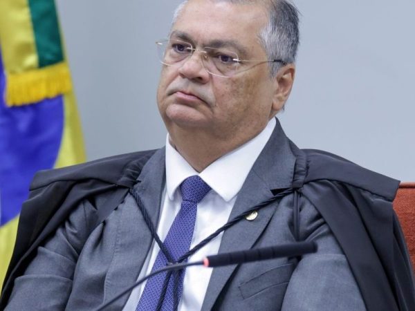 Dino manda suspender pagamento de penduricalhos nos Três Poderes