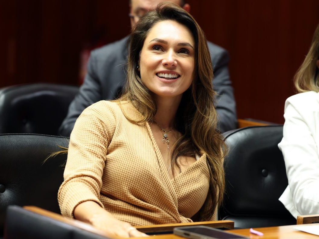 Lud Falcão é a única da região a apoiar emendas para melhorar salários dos servidores