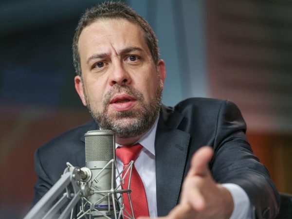 “Negociamos com os caminhoneiros”, diz Boulos sobre greve da categoria