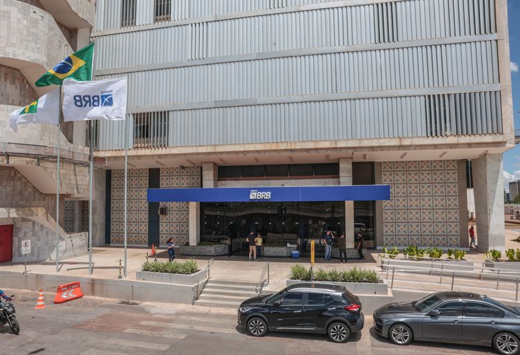 Joédson Alves/Agência Brasil Brasília (DF), 19/11/2025 – Fachada do prédio do banco de Brasília (BRB). Em março de 2025, o conselho do Banco BRB aprovou a compra de 58% do capital do Banco Master, valor estimado em R$ 2 bilhões. O acordo previa que o BRB, uma sociedade de capital e controlada majoritariamente pelo Governo do Distrito Federal (GDF) Foto: Joédson Alves/Agência Brasil