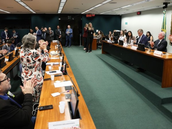 CCJ aprova admissibilidade de propostas que acabam com escala 6x1
