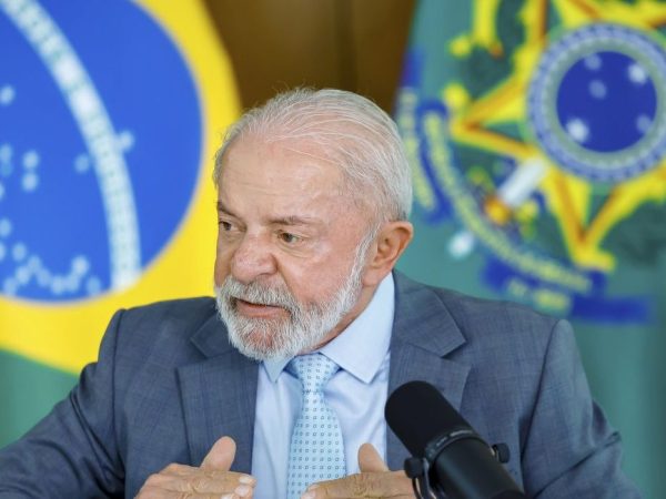 Lula afirma que mundo não dá direito a Trump ameaçar um país