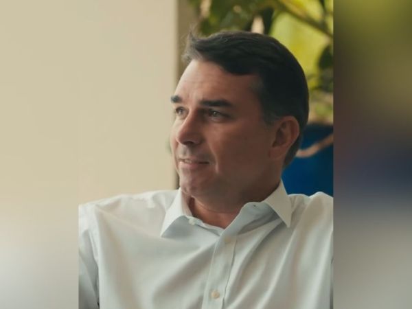 Flávio é apresentado como "Bolsonaro moderado e vacinado"