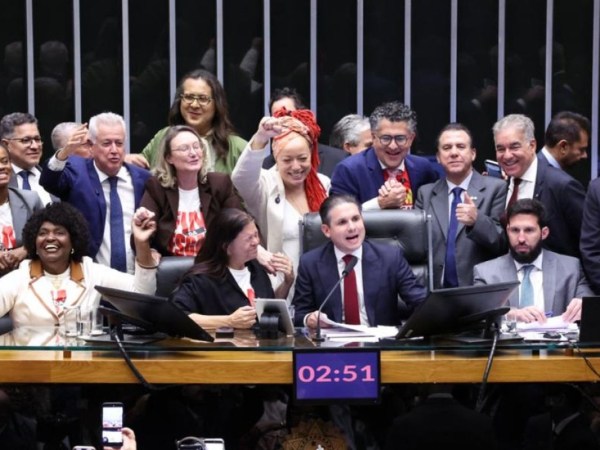 Câmara aprova, em dois turnos, PEC pelo fim da escala 6x1