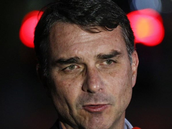 Flávio Bolsonaro admite cobrança a Vorcaro, mas nega crime