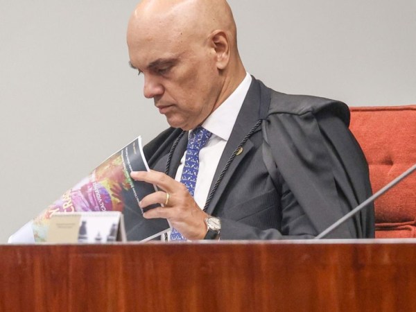 Moraes dá 24 horas para Bolsonaro explicar arma apreendida em blitz