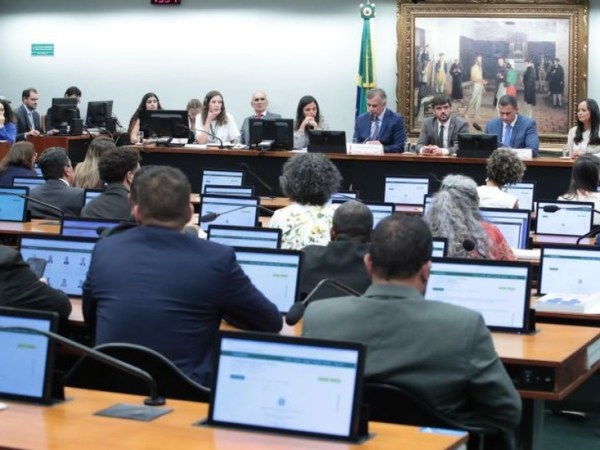 Deputados votam redução da maioridade penal em comissão