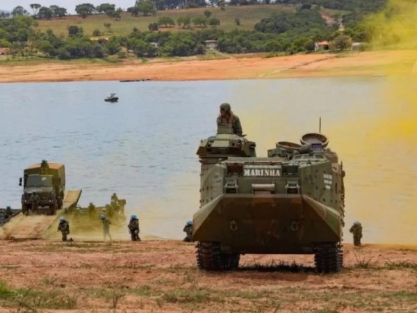 Marinha reúne 2 mil militares em Minas
