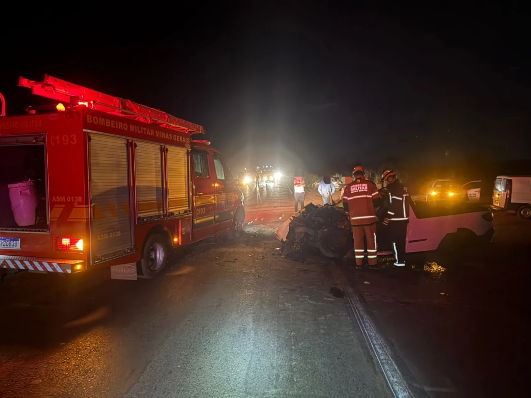 Motorista fica preso às ferragens em grave acidente na BR-365