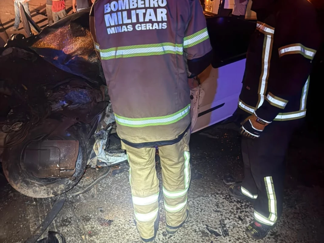 Motorista fica preso às ferragens em grave acidente na BR-365