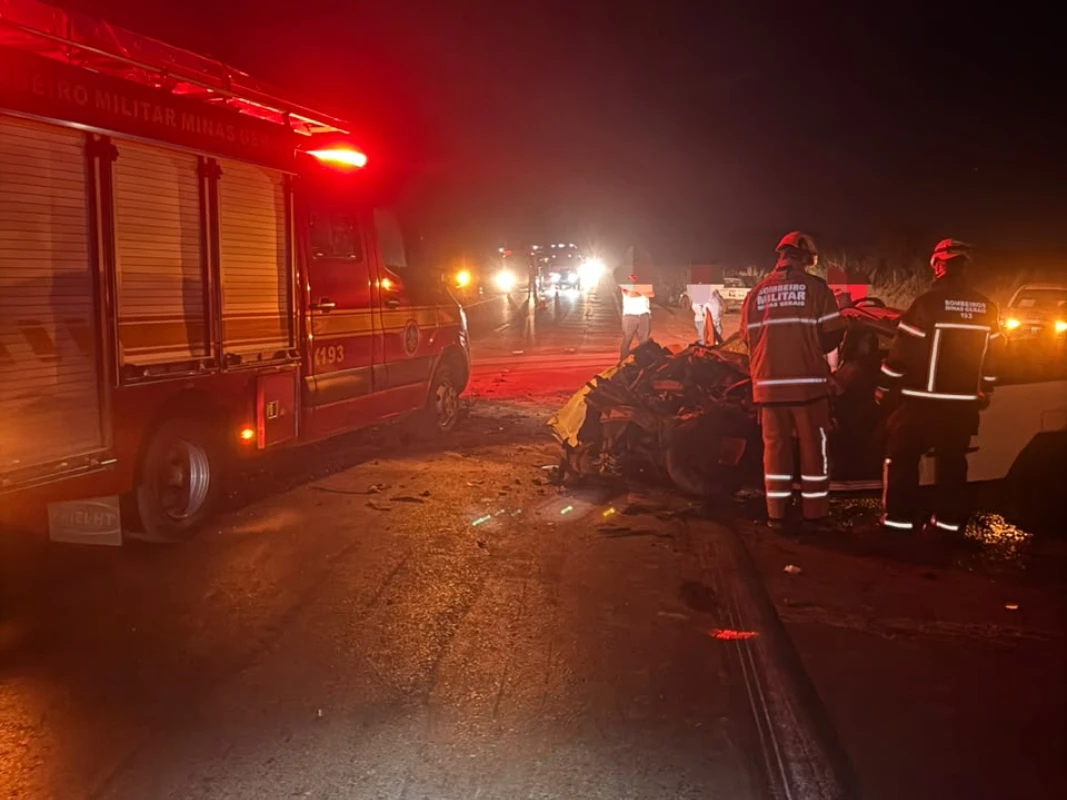 Motorista fica preso às ferragens em grave acidente na BR-365