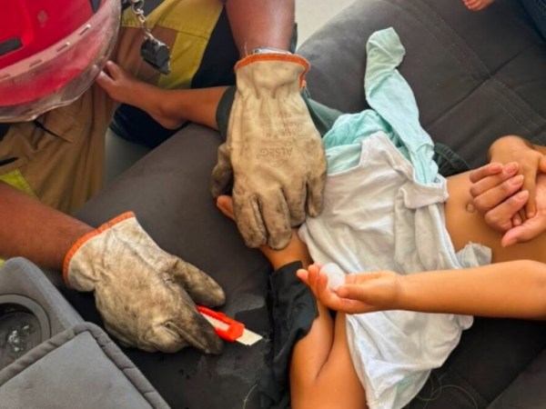 Menino de 3 anos fica grudado em sofá após derramar supercola