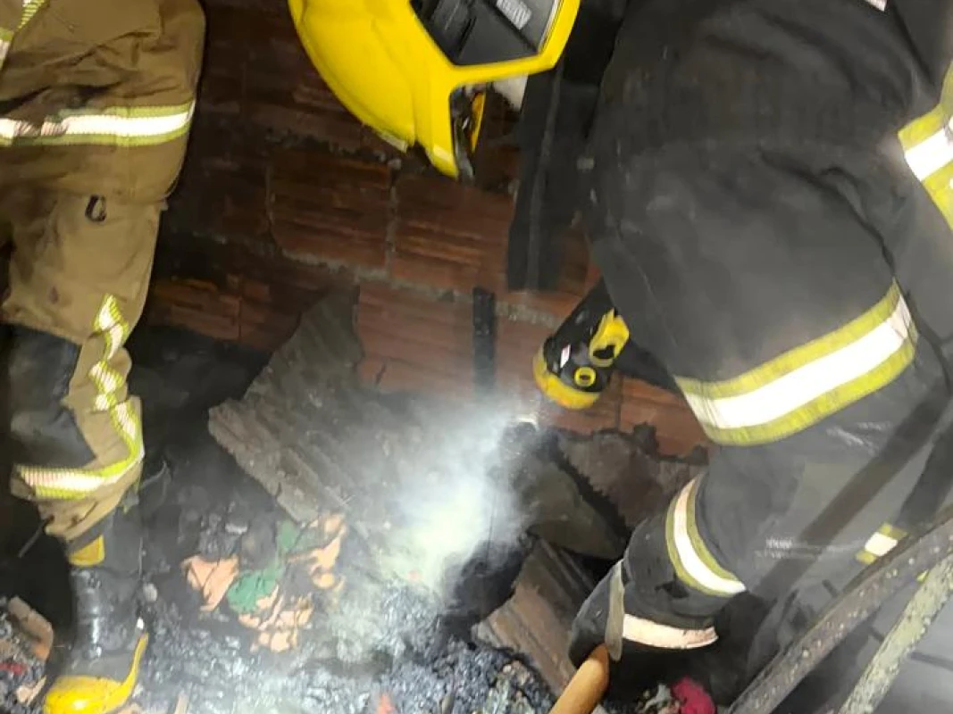 Incêndio atinge casa e compromete estrutura em Lagoa Formosa