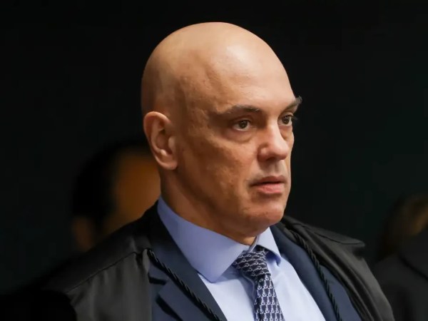 Moraes volta a pedir que PGR se manifeste sobre arma de Bolsonaro