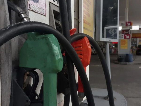 Gasolina com 32% de etanol deve ser R$ 0,03 mais barata, diz ministro