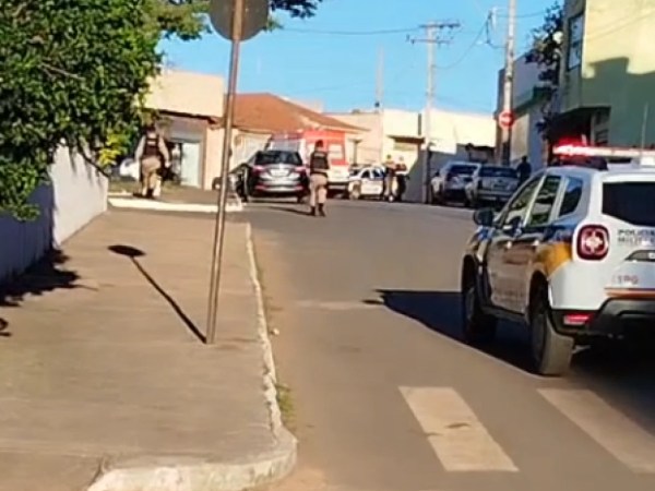 Homem nú e em surto é contido após atacar policiais