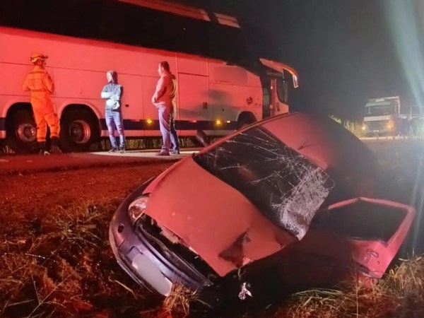 Homem morre em batida entre carro e ônibus na BR-365