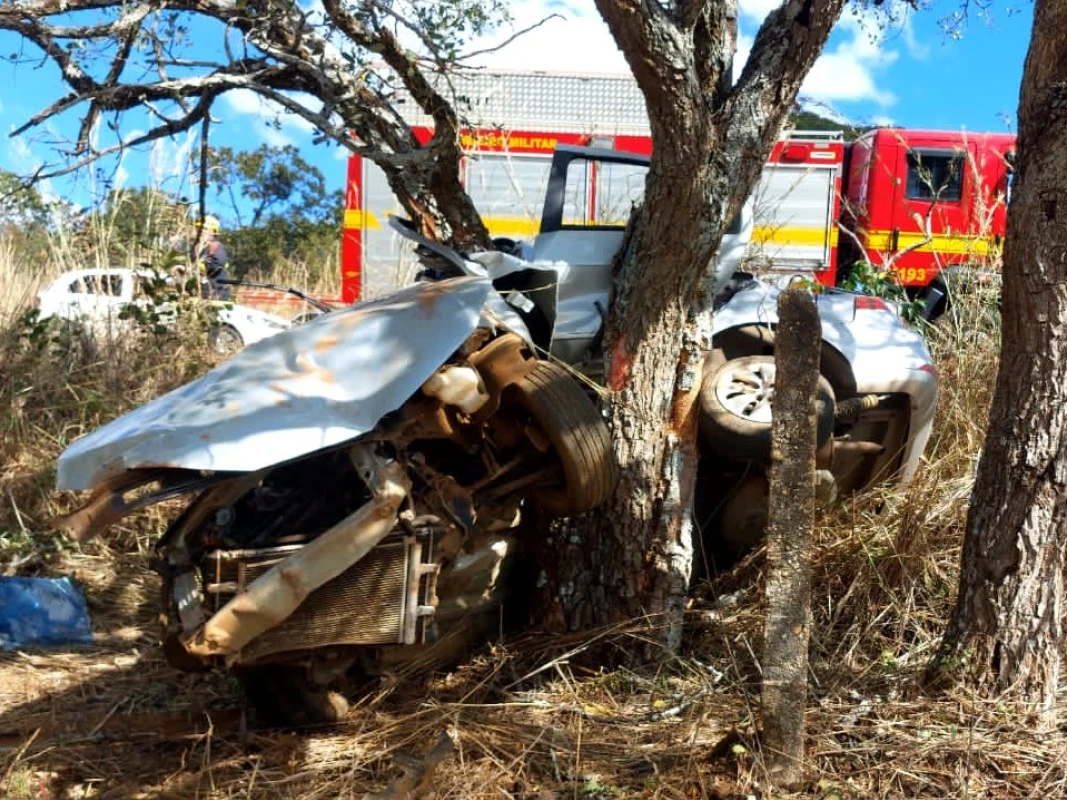 Advogada morre após carro bater em árvore na MG-188