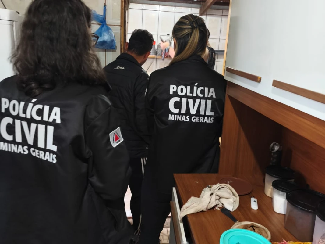 Operação prende quatro pessoas e apreende arma e drogas
