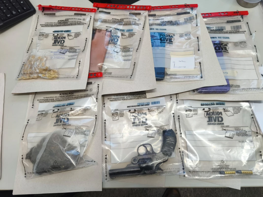 Operação prende quatro pessoas e apreende arma e drogas