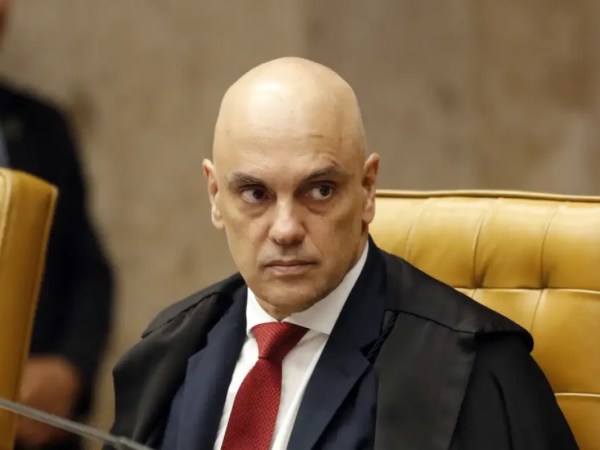 Moraes suspende visitas de Flávio a Bolsonaro na prisão domiciliar