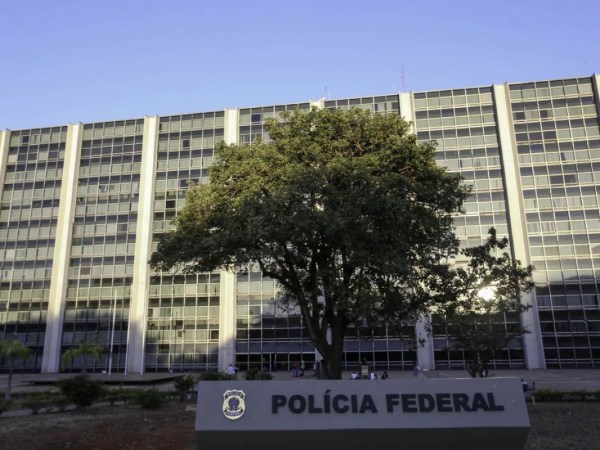 Polícia Federal faz operação para conter lavagem de dinheiro do PCC