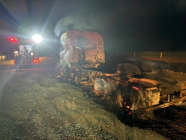 Caminhão é destruído por incêndio na BR-365