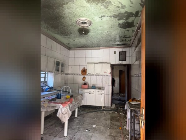 Vela acesa provoca incêndio e destrói parte de casa em Arapuá
