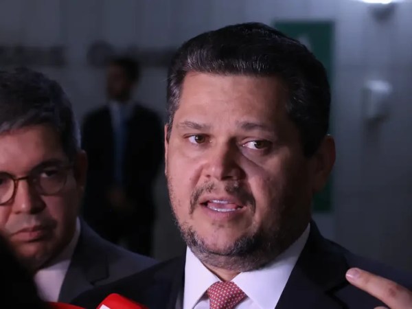 Alcolumbre envia PEC do fim da escala 6x1 para CCJ do Senado
