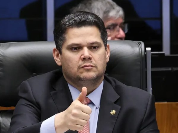 Alcolumbre destrava PEC do fim da 6x1 após conversas com Lula
